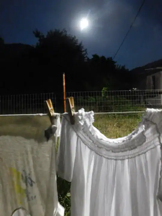 Ρούχα στο άπλωμα τη νύχτα