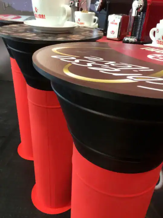 Caffè Cagliari – Περίπτερο έκθεσης – Ψηλά τραπέζια