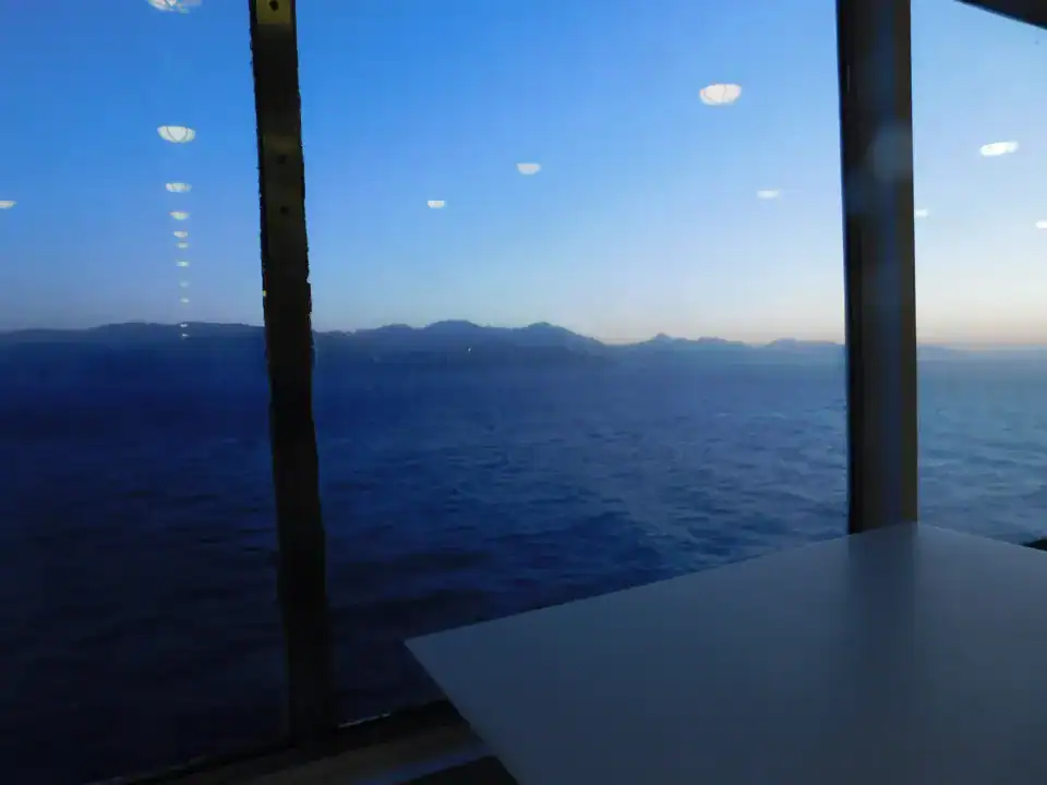 Παράθυρο πλοίου στην ανατολή