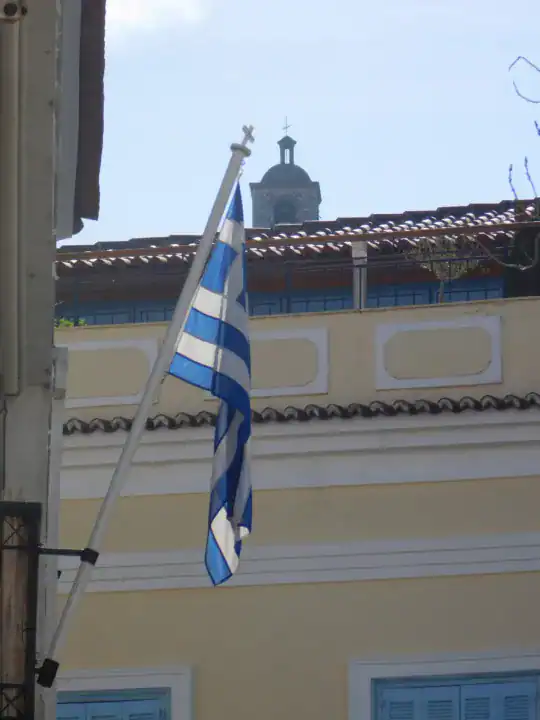Ελληνική σημαία σε πρόσοψη – Ναύπλιο