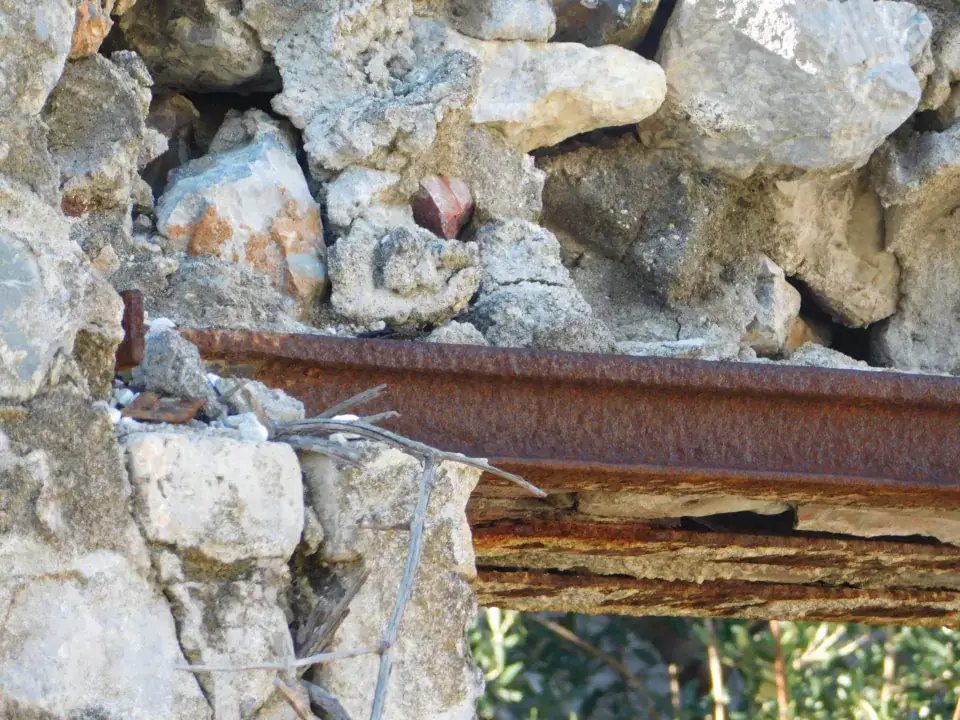 Σκουριασμένο δοκάρι σε πέτρα