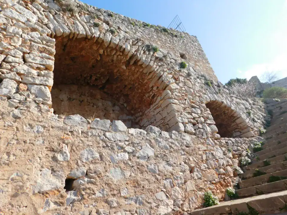 Πέτρινες καμάρες κάστρου