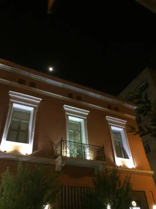 Νυχτερινή όψη κτιρίου