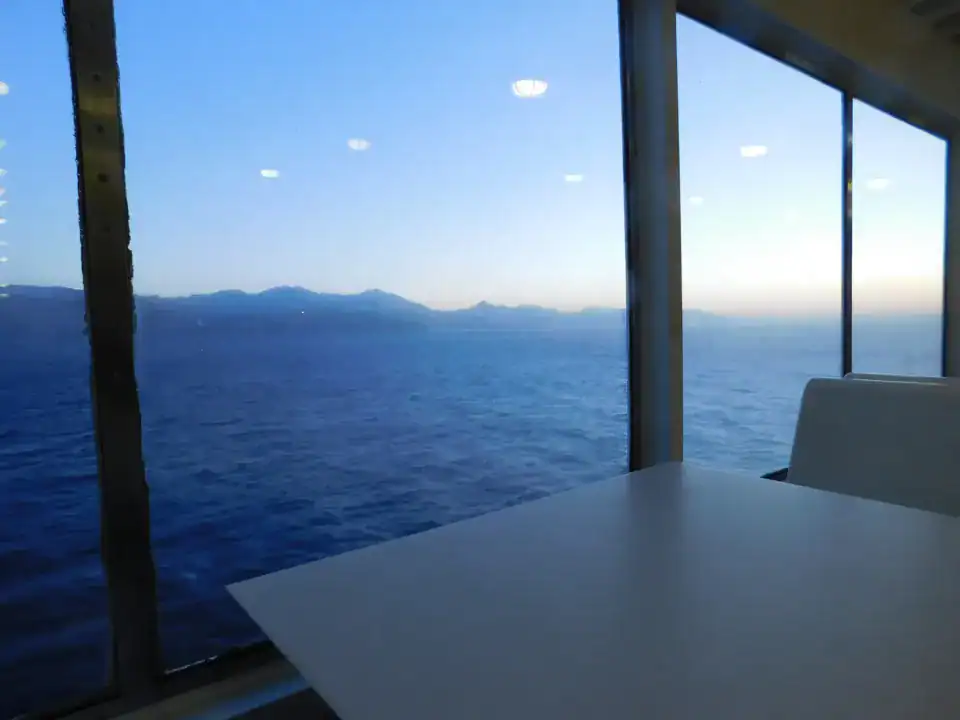 Παράθυρο πλοίου στην ανατολή