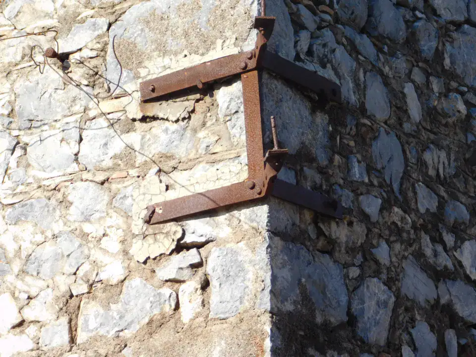Πέτρινο άνοιγμα σε τοίχο