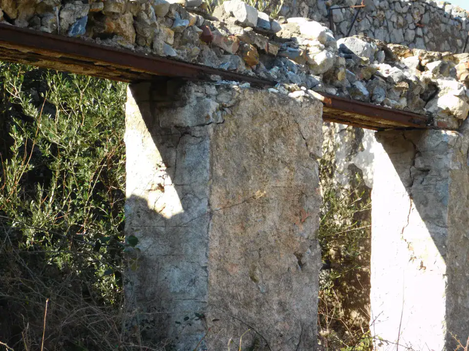 Πέτρινος τοίχος και δοκάρι