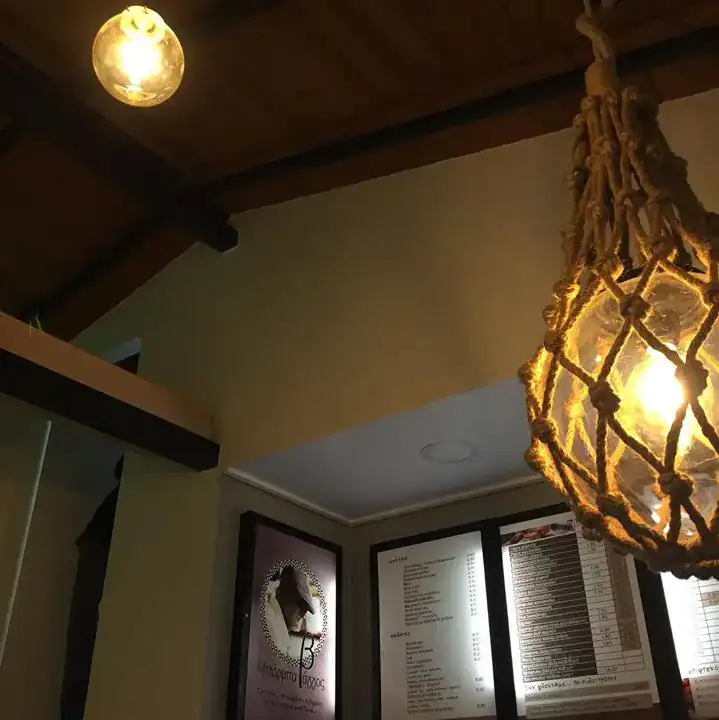 Εσωτερικό με διακοσμητικό φωτιστικό