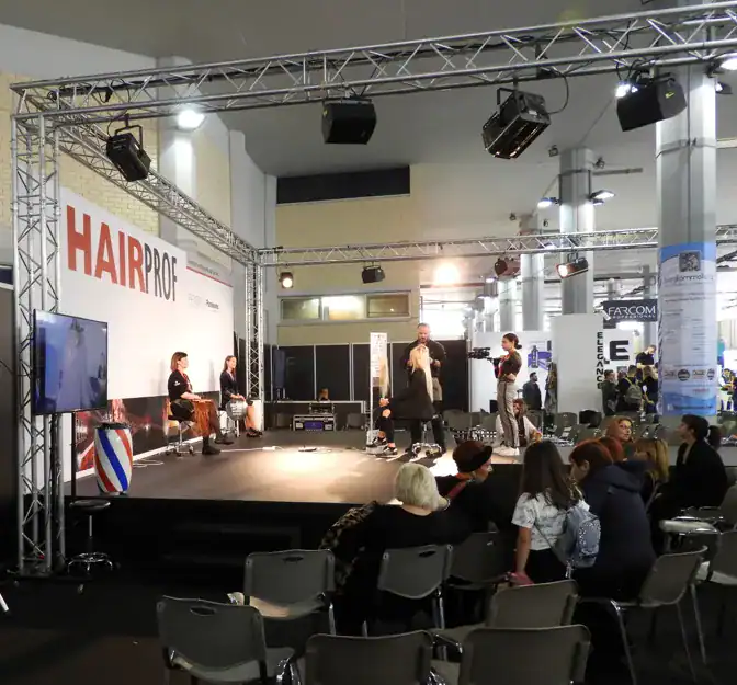 Hairprof – Χώρος έκθεσης – Σκηνή
